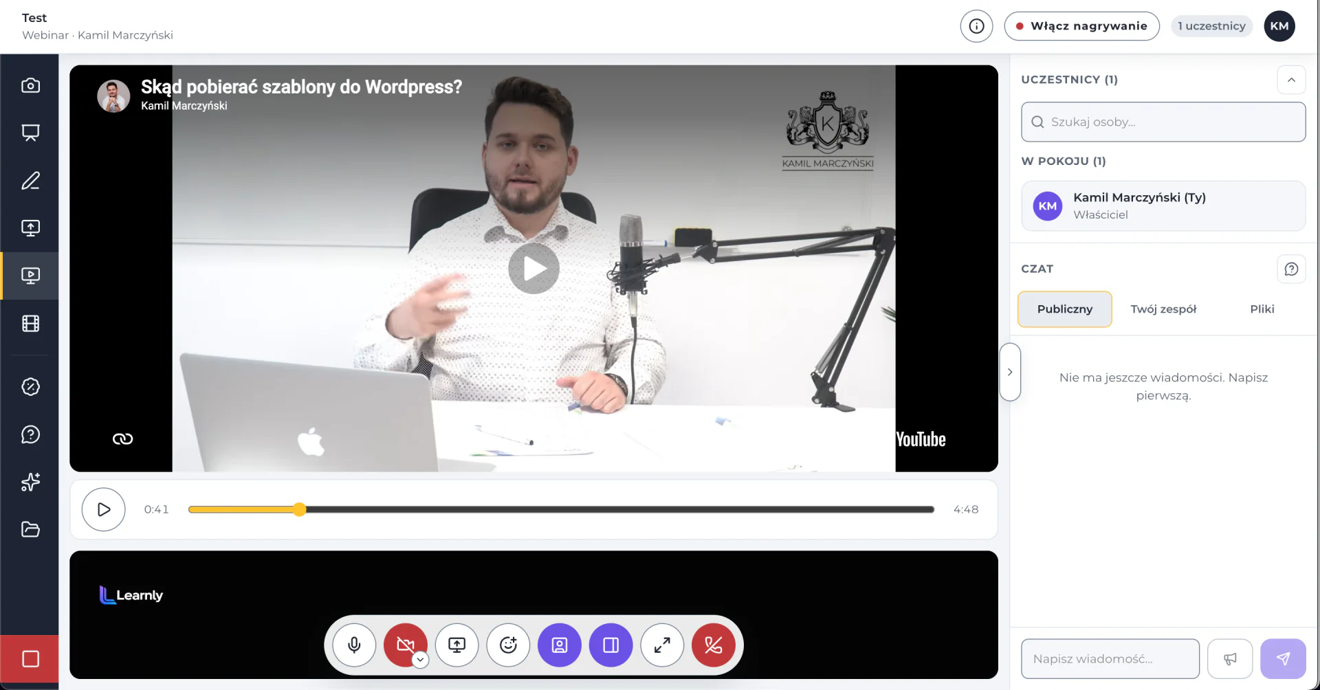 Pokój webinarowy Learnly z listą uczestników, czatem i sterowaniem transmisją